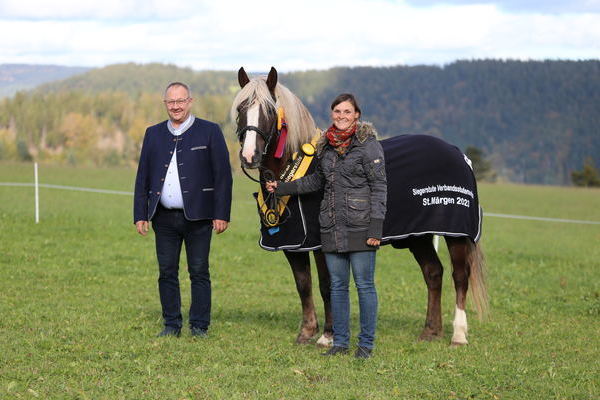 Ilona von Federsee, Note 8,38, Siegerstute, mit Edwin Schuster und Besitzerin Katrin Mder aus St.Mrgen