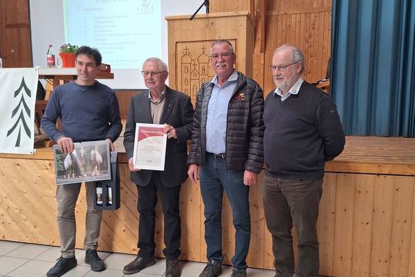 Dr. Thomas Raue, ehemaliger stellvertretender Gesttsleiter von Marbach wurde fr seine Verdienste um die Schwarzwlder Kaltblutzucht geehrt