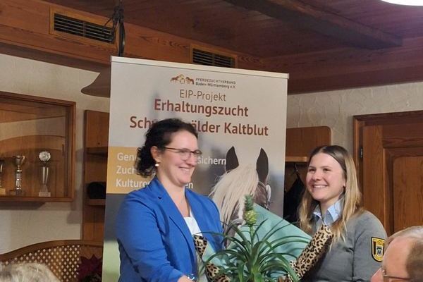 Die 1. Vorsitzende Melanie Z�rcher begr��te die neue Deckstellenleiterin von St. M�rgen Laura Laile