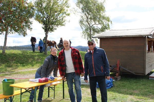Ein gutes Team: Cindy Sailer vom PZV, Klaus Tritschler, mehrfacher Vorsteller an der heutigen LP, Helmut Faller, 1. Vorsitzender der Schwarzw�lder Pferdezuchtgenossenschaft (Foto Marina Simon)