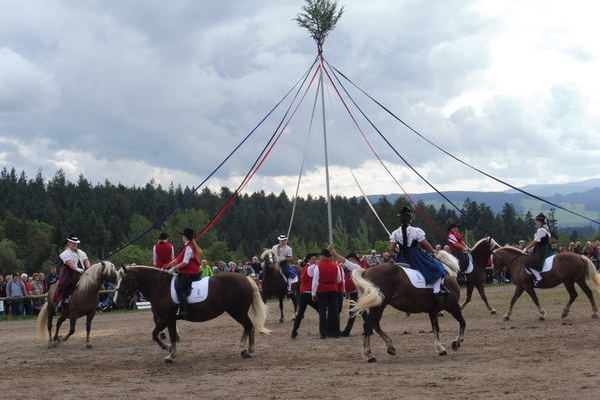 Bändertanz vom Bezirksverein Mittlerer Schwarzwald