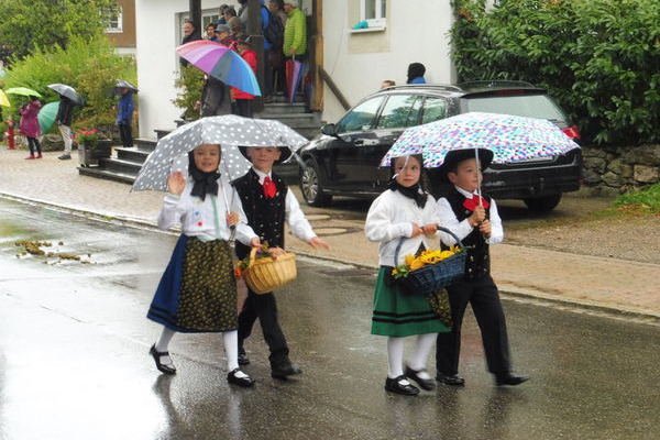 Trachtenkinder aus Waldau